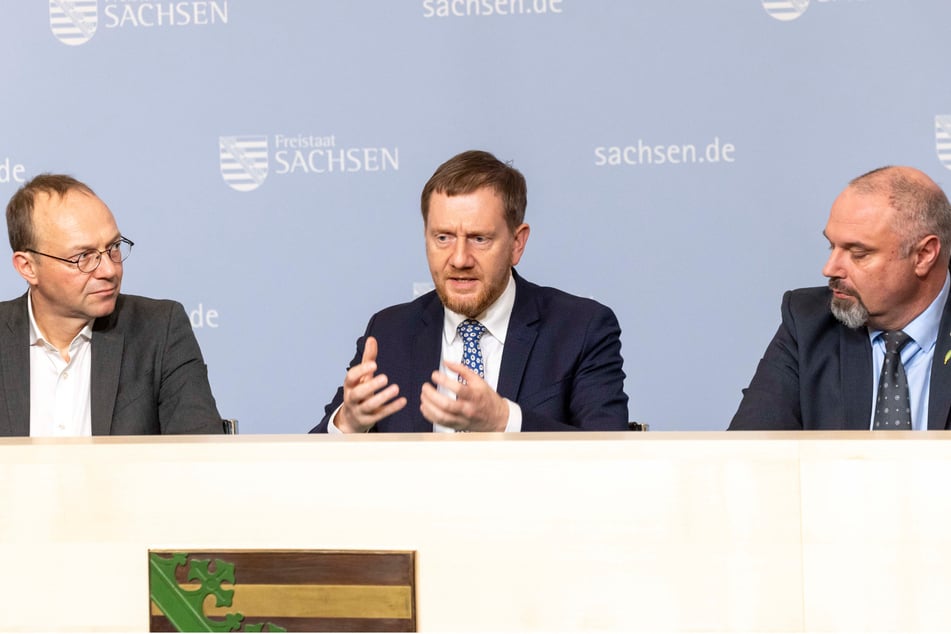 Sachsens Bauernpräsident Torsten Krawczyk (48), Ministerpräsidenten Michael Kretschmer (48, CDU) und Agrar-Minister Wolfram Günther (50, Grüne/v.r.n.l.) traten nach der Kabinettssitzung vor die Presse.