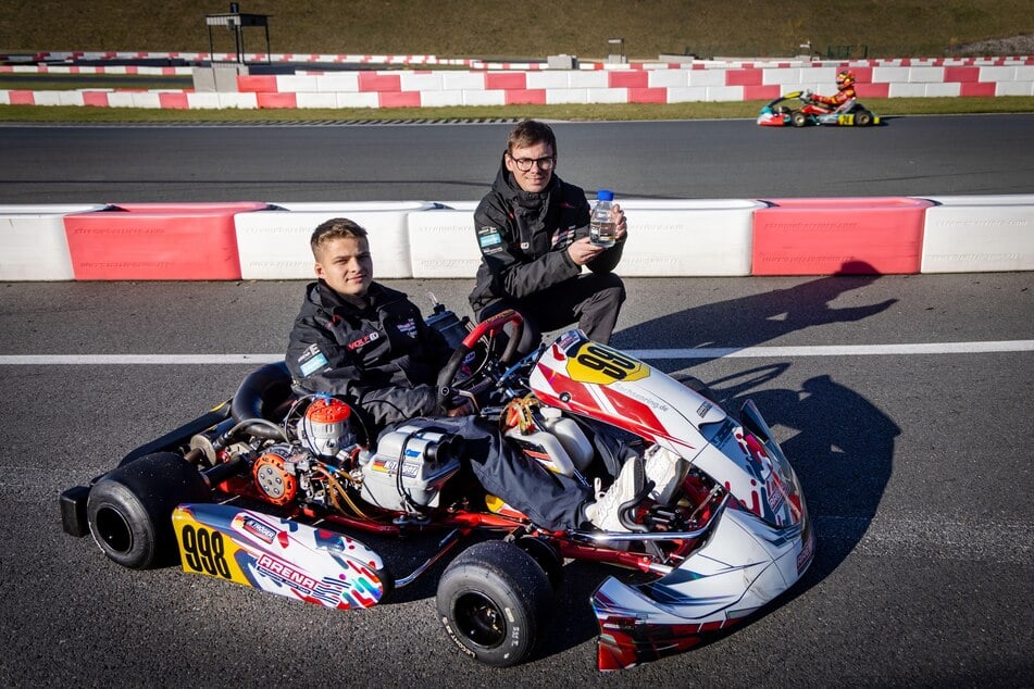 Nils Tröger (23, l.) und Rallyefahrer Fabian Kreim (339 haben den synthetischen Kraftstoffin einem Kart getestet.