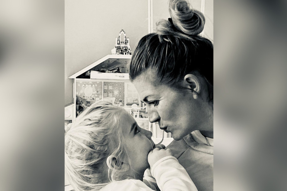 Nina Bott und ihre Tochter sind ein Herz und eine Seele.