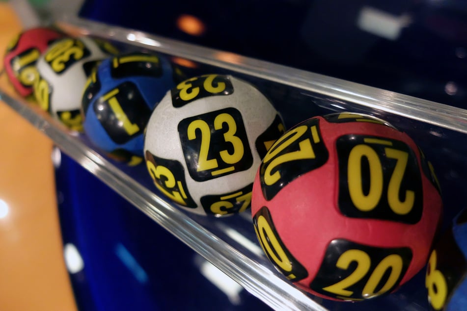 Das Volksbad Buckau lädt am zum Glitzer-Bingo. (Symbolbild)