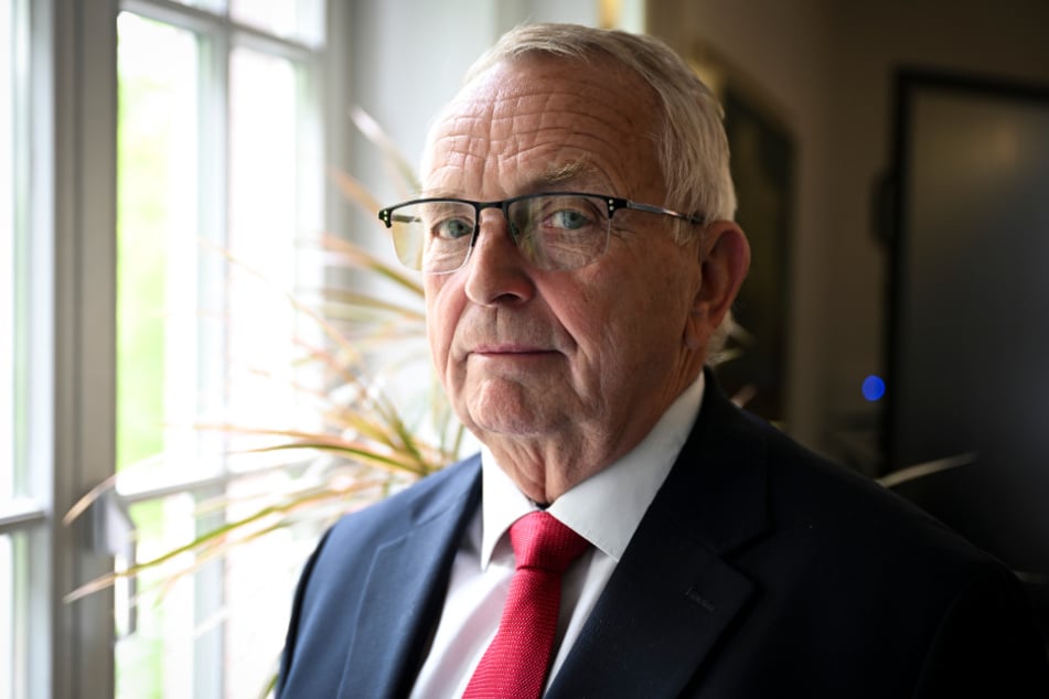 Mecklenburg-Vorpommerns Umweltminister Till Backhaus (67, SPD) sieht sich schweren Anschuldigungen ausgesetzt.