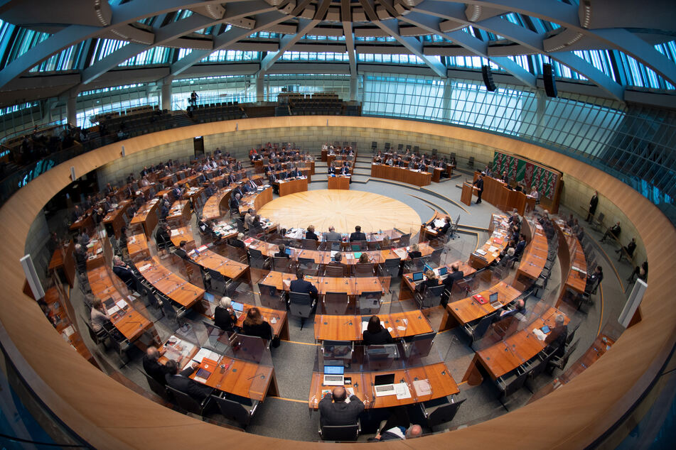 Auf Antrag der SPD-Opposition kommt der nordrhein-westfälische Landtag am Dienstag (14. Januar) zu einer Sondersitzung zur Corona-Krise zusammen (Archivbild).