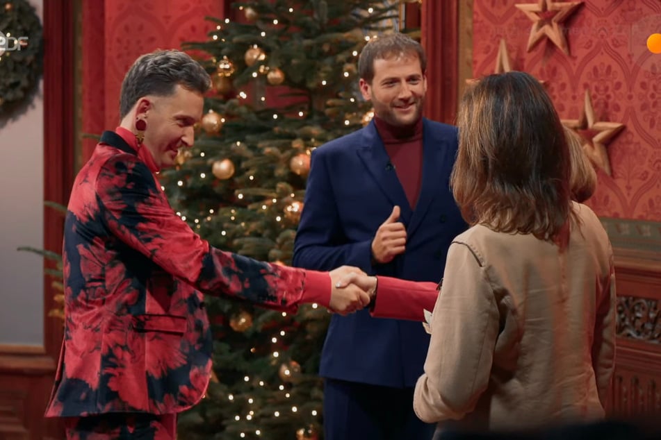 Fabian Kahl (33, l.) und Julian Schmitz-Avila (39) schließen ein unkonventionelles Geschäft ab.