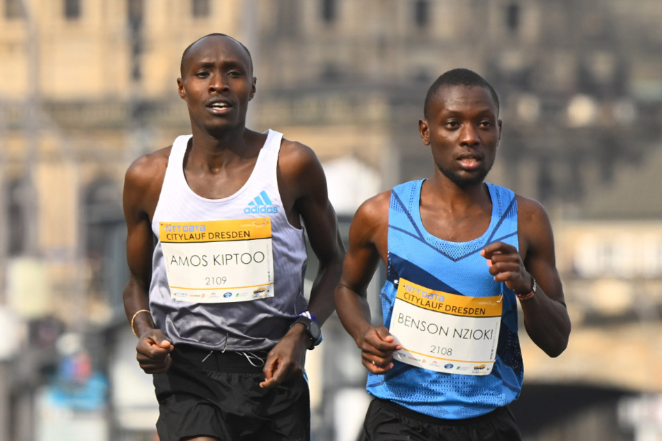 Der Kenianer Amos Kiptoo Birgen (27, l.) schnappte sich den Sieg über zehn Kilometer.