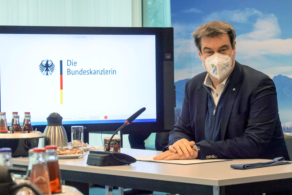 Markus Söder (54, CSU), Ministerpräsident von Bayern, nimmt in der bayerischen Staatskanzlei an einer Videokonferenz mit Bundeskanzlerin Angela Merkel (CDU) teil.
