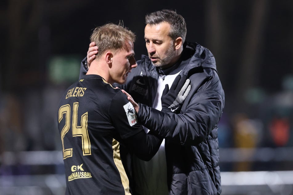 Christoph Dabrowski (47, r.) mit Jannic Ehlers (23), dem Torschützen zum 2:2 in Köln. Er soll das Unmögliche möglich machen.