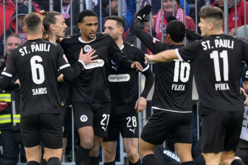 St. Paulis Andreas Hountondji (3.v.l.) lässt sich nach seinem Tor gegen die Bayern von seinen Mitspielern feiern.