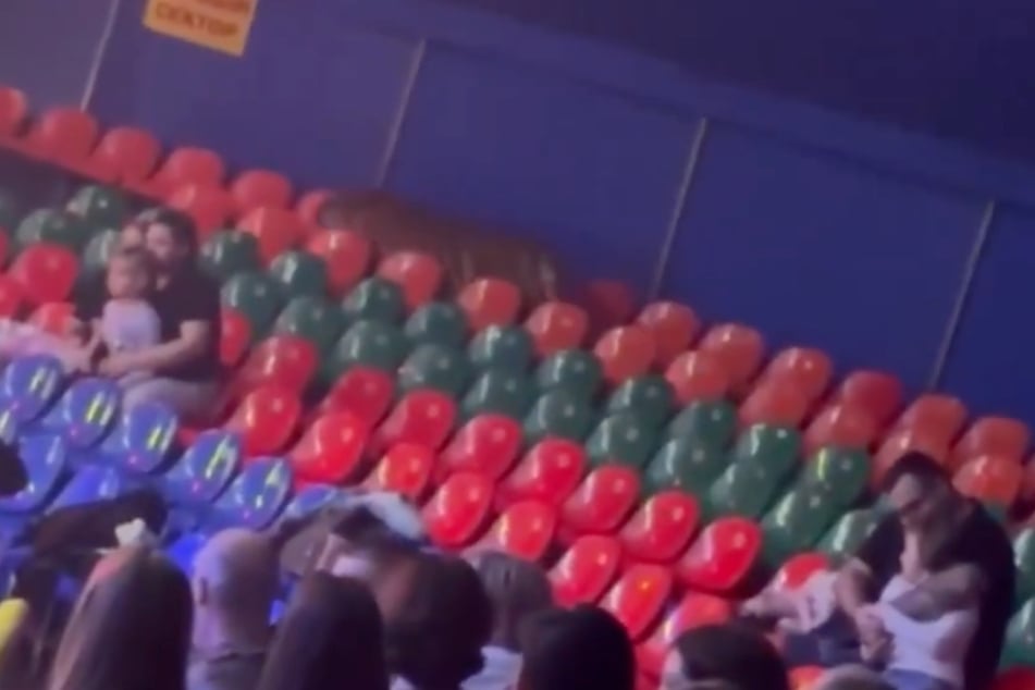 Während Eltern ihre Kinder panisch umklammern, streift die ausgebrochene Raubkatze durch die Sitzreihen.