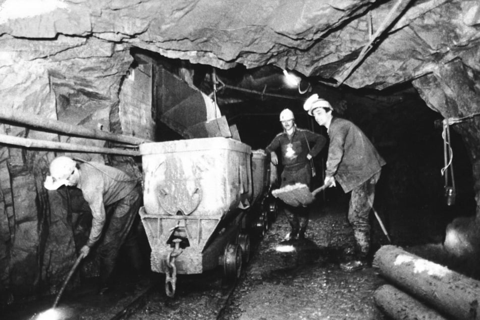 Das historische Foto aus dem Jahr 1990 zeigt Bergmänner der Zinnerz GmbH Altenberg beim Erzabbau. 1991 wurde das Bergwerk dann geschlossen.