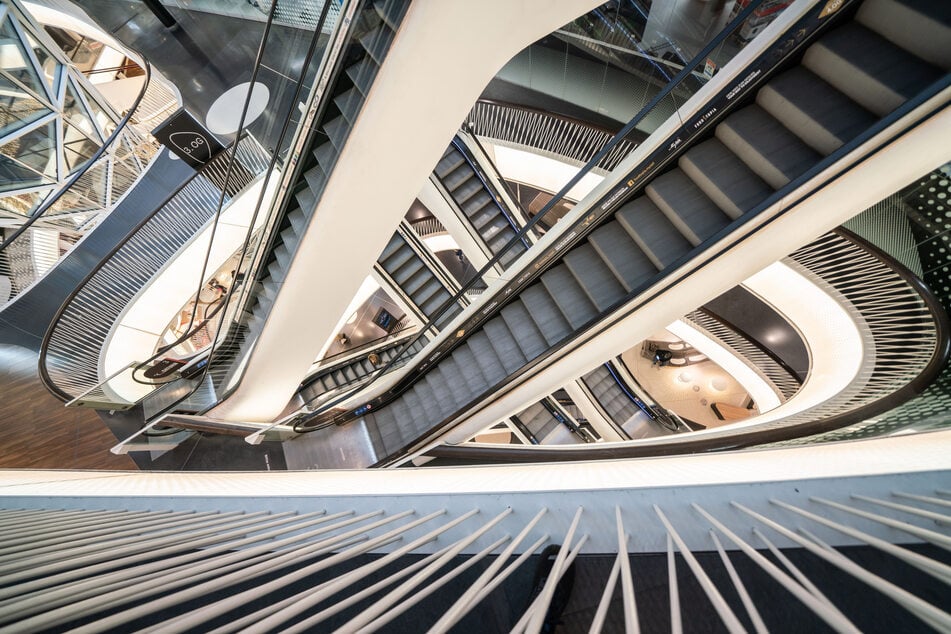 Hessen, Frankfurt/Main: Menschenleer sind die Rolltreppen in einem Einkaufszentrum in der Frankfurter Innenstadt wegen des Lockdowns.
