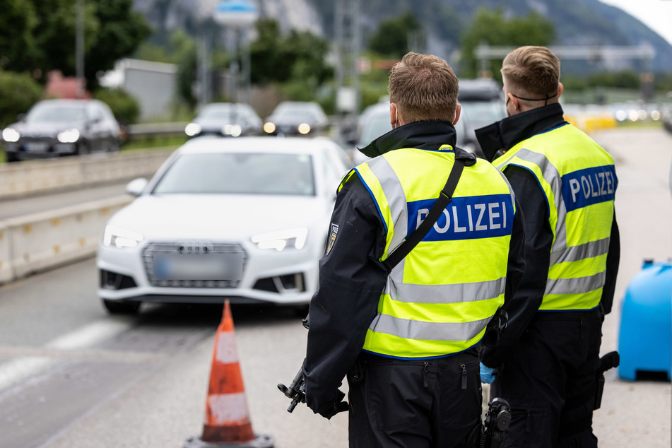 Die Bundespolizei kontrolliert derzeit an verschiedenen Grenzen, wie hier zu Österreich.