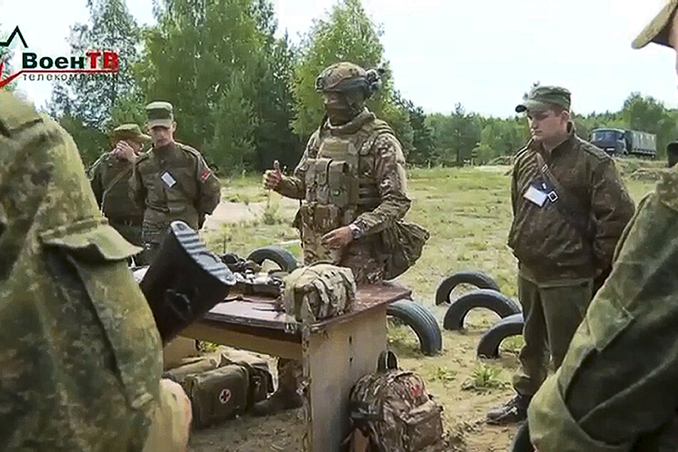 Ein Ausbilder der Söldnerarmee Wagner spricht zu belarussischen Soldaten während eines Trainings in der Nähe des Dorfes Tsel, etwa 90 Kilometer südöstlich von Minsk.