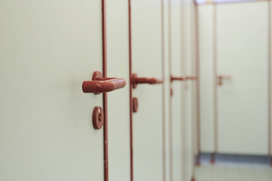Berlin: Studentinnen entdeckten Kameras auf Uni-Klo: Polizei durchsucht Wohnung von Spanner