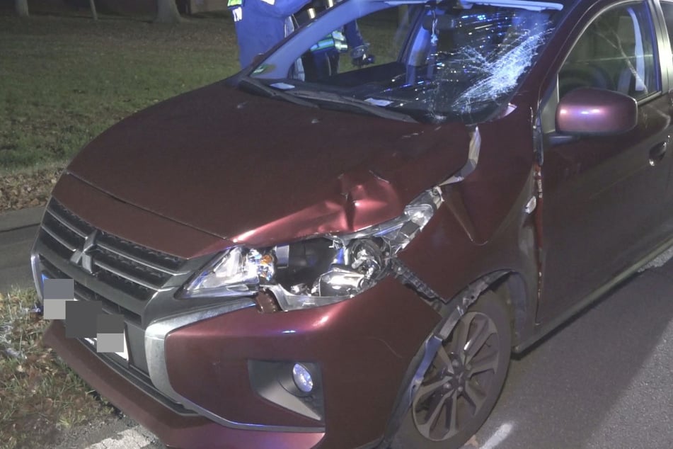 Ein zwölfjähriges Mädchen wurde beim Überqueren einer Straße in Grasberg von einem Auto erfasst und lebensgefährlich verletzt.