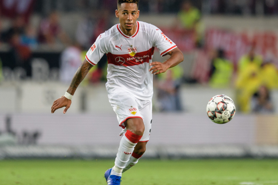 Damals noch im Trikot mit dem Brustring unterwegs: Dennis Aogo (33).