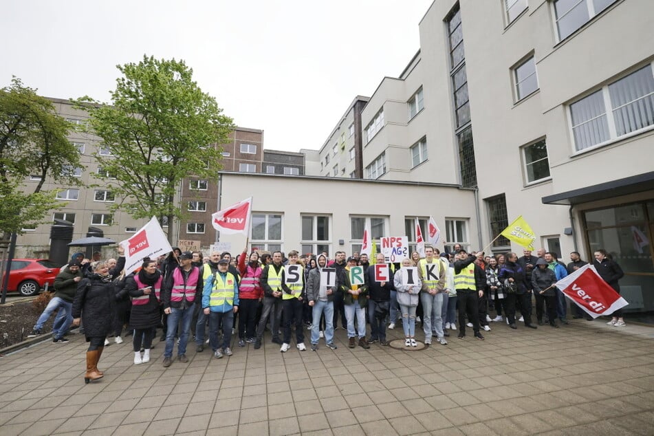 Etwa 200 Telekom-Beschäftigte versammelten sich am Mittwoch am Gewerkschaftshaus in Chemnitz.
