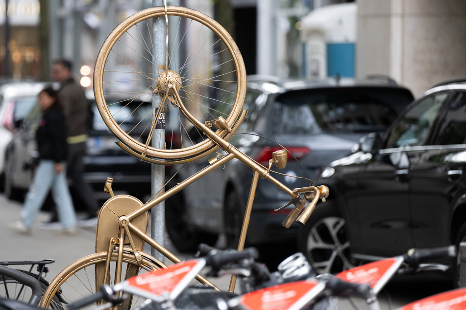 Seit etwa zwei Wochen waren die goldenen Fahrräder an verschiedenen Standorten in Frankfurt am Main zu finden. Wer dafür verantwortlich zeichnete konnte bis heute nicht ausfindig gemacht werden.