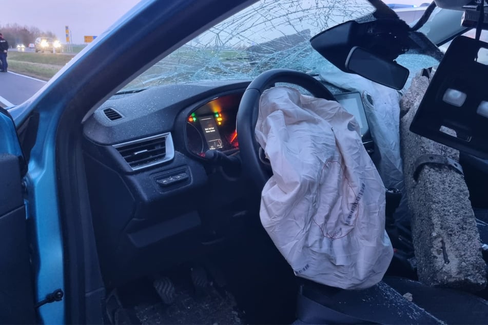 Der Betonpfeiler verfehlte den Fahrer des Renaults nur um wenige Zentimeter.