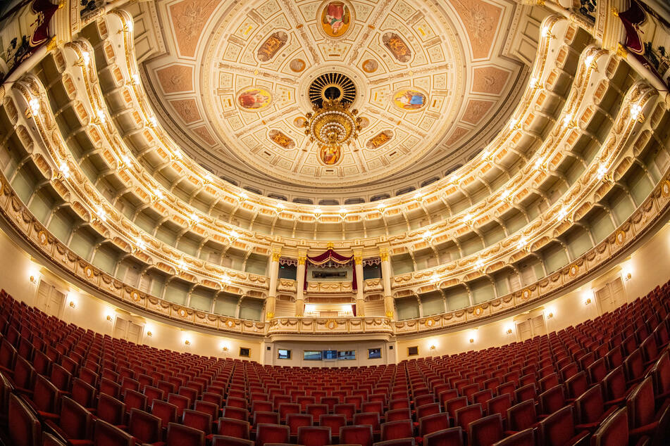 Blick in den leeren Saal der Semperoper.