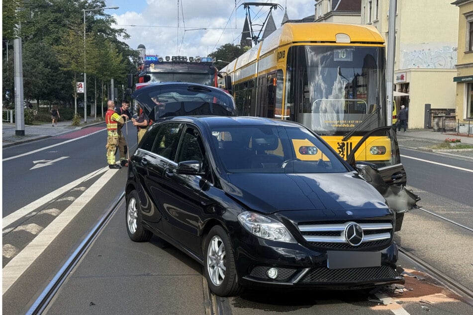 Unfall in Striesen: Mercedes kracht mit Straßenbahn zusammen