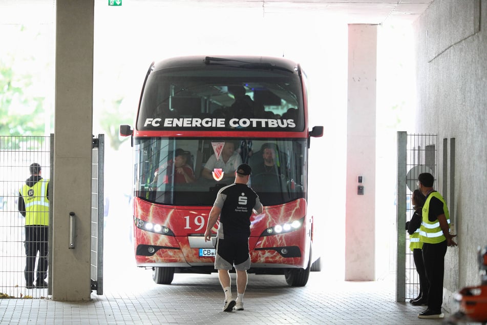 Der Energie-Bus ist im Wildpark-Stadion angekommen.