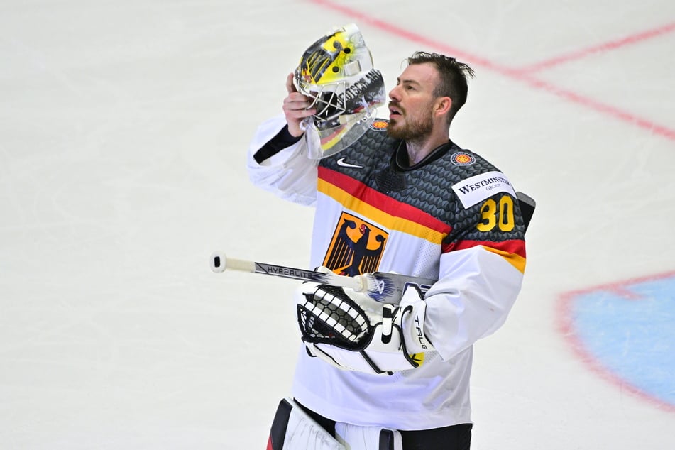 Deutschlands Torhüter Philipp Grubauer (33) ist aus der NHL eine andere Eisqualität gewohnt.