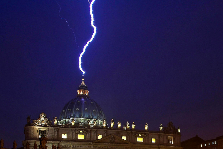 11. Februar 2013: Ein Blitz schlägt am Abend des Tages an dem Papst Benedikt XVI. seinen Rücktritt ankündigte in die Basilika Sankt Peter im Vatikan ein. Der Vatikan hat laut einem Medienbericht in London in mehr Luxusimmobilien investiert als bisher bekannt.