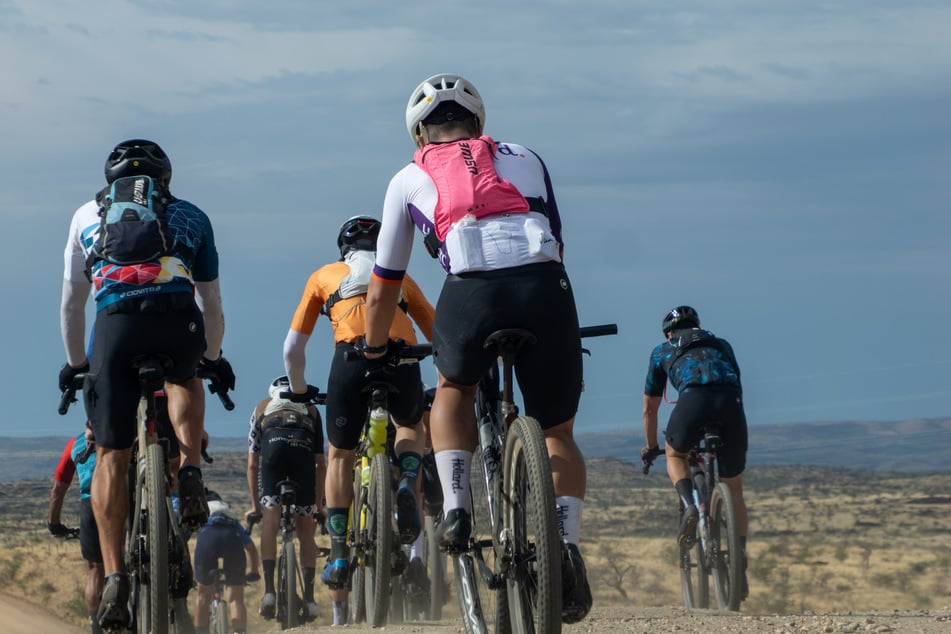 Die Route startet in einer riesigen Tiefgarage des örtlichen Einkaufscenters, führt anfänglich durch karge Vegetation, später durch die Sandwüste und bis ans Meer.