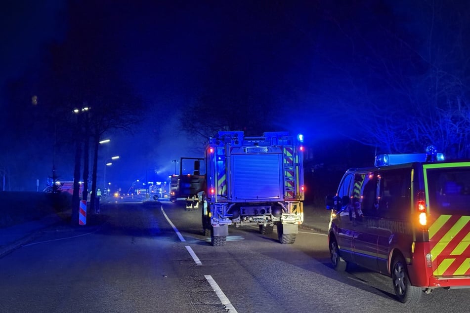 Dichter Rauch drang aus dem Gebäude auf die Straße hervor.