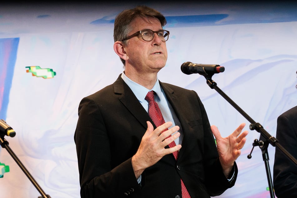 Dort soll es am Abend auch Proteste gegen Kulturstaatsminister Wolfram Weimer (61, parteilos) geben.