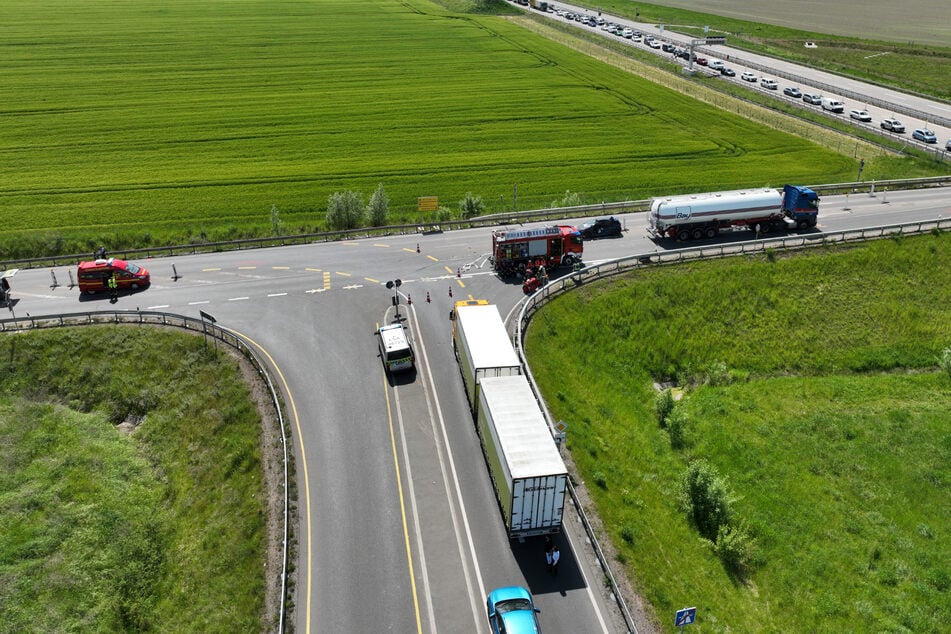Für die Bergung musste die Auf- und Abfahrt zur A14 drei Stunden gesperrt werden.
