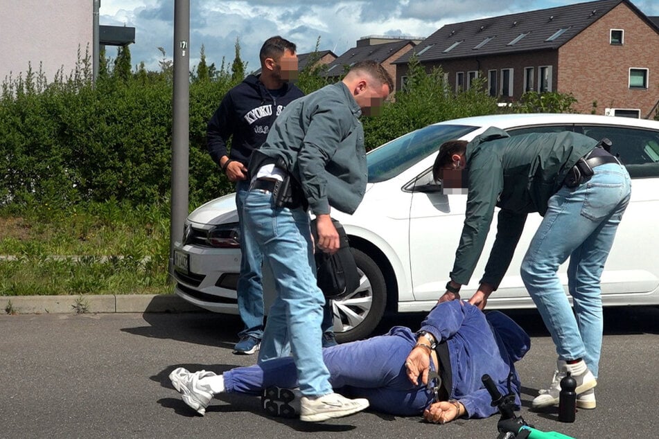 Festnahme! Polizei lauert bekanntem TikToker auf und reißt ihn vom E-Scooter