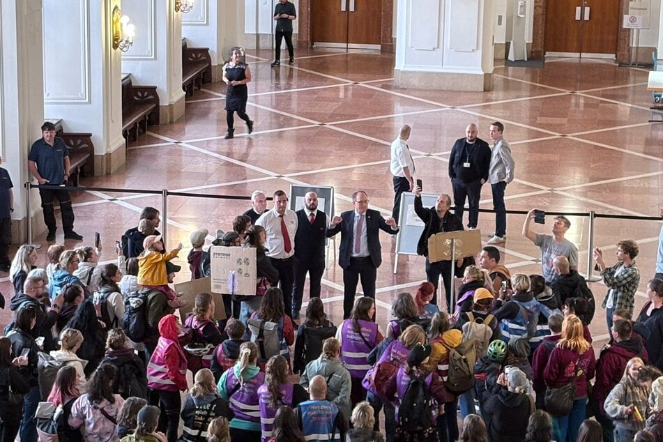 Verwaltungsbürgermeister Ulrich Hörning stellte sich den wütenden Eltern, stieß jedoch auf taube Ohren. OB Jung ließ die Halle daraufhin räumen.