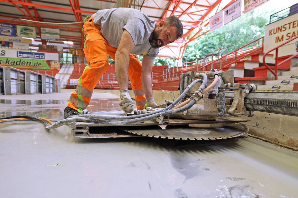 Lutz Neumeister sägt den alten Betonring ab.