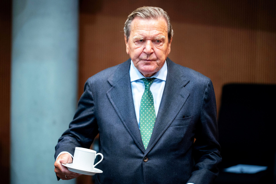 Wird Altkanzler Gerhard Schröder (78) aus der SPD ausgeschlossen? Das wurde am Donnerstag erstmals in Hannover verhandelt.