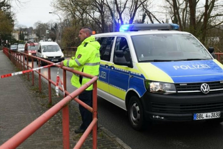 Die Straße war in dem Bereich in der Nähe der Polizeiwache kurzzeitig abgesperrt.