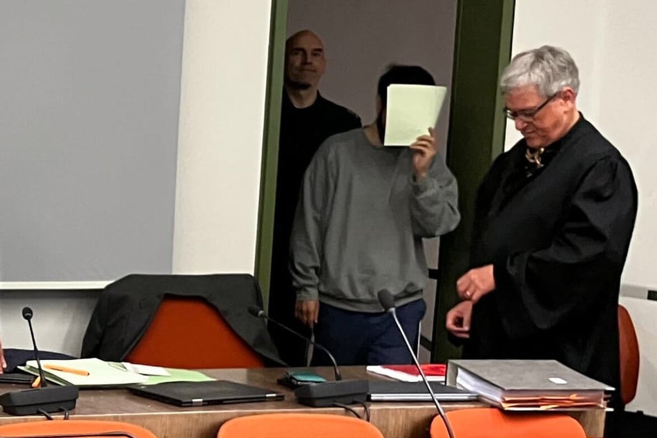 Der mitangeklagter Mann (M.) soll die beiden Kinder mehrfach vergewaltigt haben.