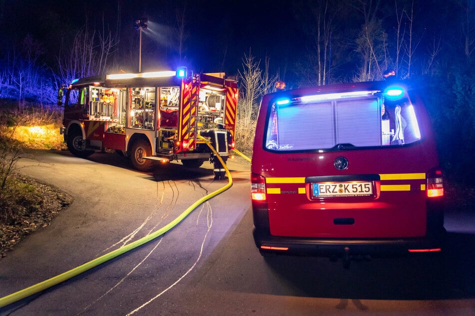 Ein Lagerfeuer hat am Sonntagabend für einen Einsatz in Burkhardtsdorf gesorgt.