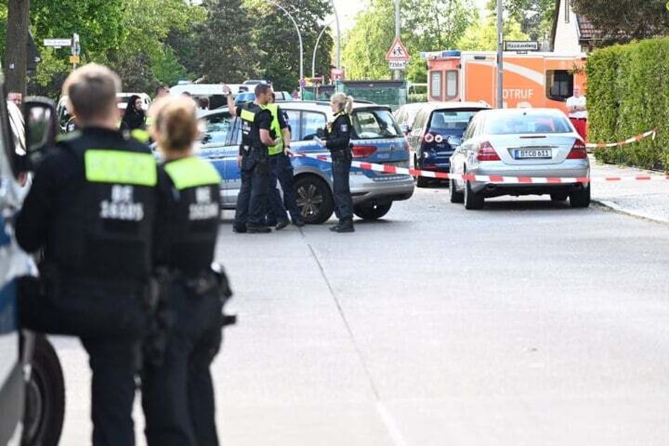 Aus Rache für eine mutmaßliche Gewalttat seines älteren Bruders in der Türkei sollen die türkischen Cousins dem 18-Jährigen aufgelauert und ihn im Spandauer Ortsteil Falkenhagener Feld angegriffen haben.