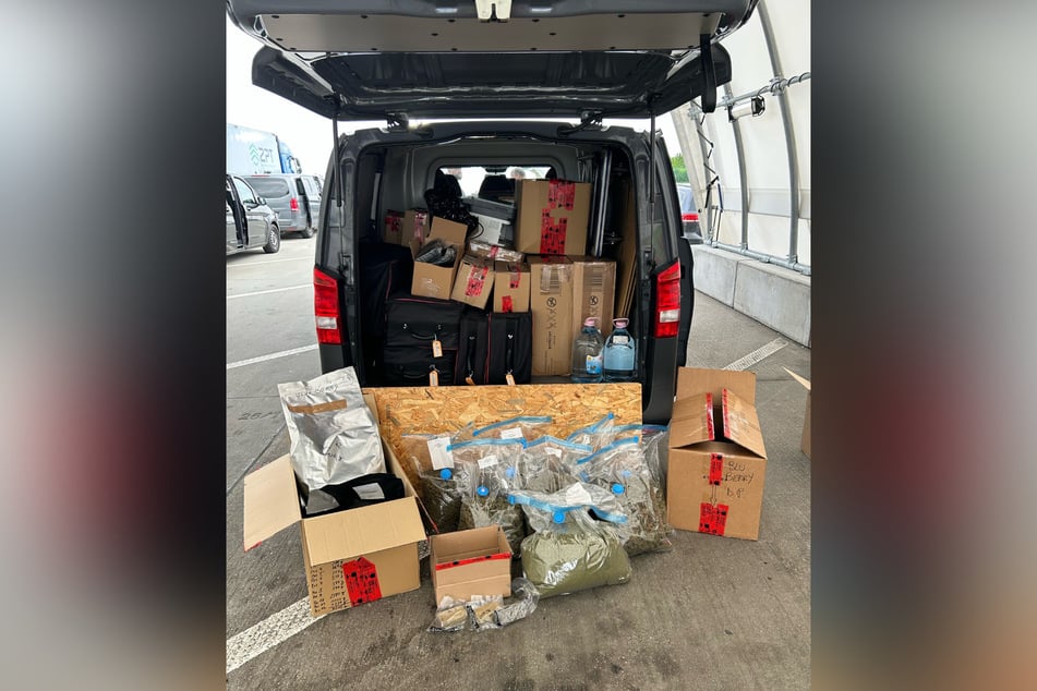 Rund 20 Kilogramm Cannabis konnten die Einsatzkräfte in einem Transporter finden.