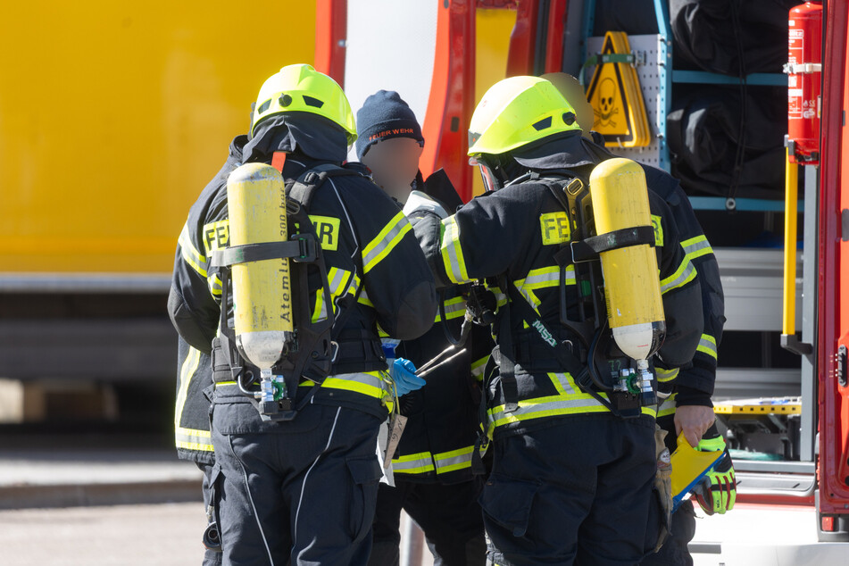 Die Feuerwehr habe Tests durchgeführt. Diese seien nicht angeschlagen, hieß es vonseiten der Polizei.