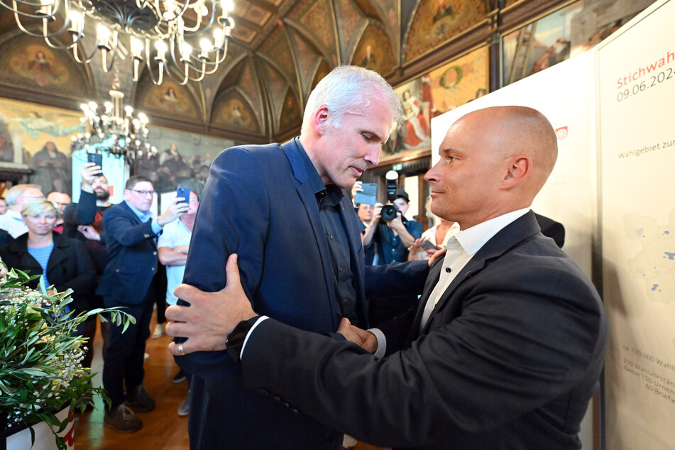 Andreas Bausewein (l., 51, SPD) gratuliert Andreas Horn (r., CDU) zum Sieg in der Stichwahl um das Oberbürgermeisteramt in Erfurt.