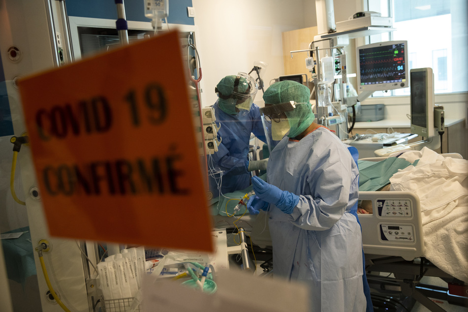 Medizinisches Personal arbeitet auf der Intensivstation für Covid-19-Patienten im Krankenhaus CHC MontLegia in Lüttich. (Symbolbild) 