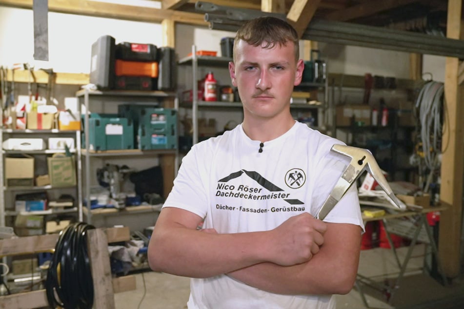 Azubi Lucas Janzen macht eine Ausbildung zum Dachdecker. Er mag seinen Beruf.