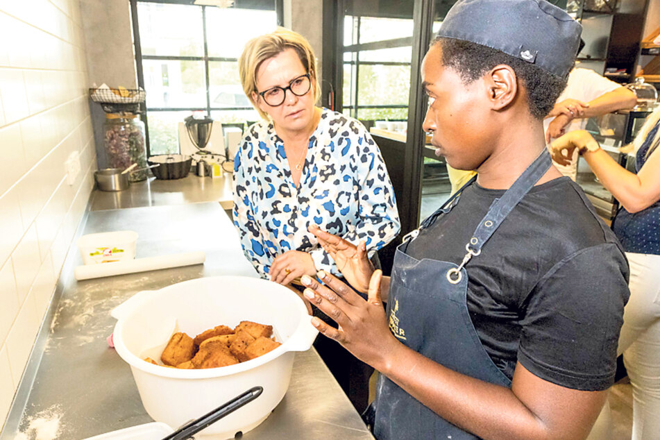 Rebecca erklärte Tourismusministerin Barbara Klepsch (56, CDU), wie man ihre afrikanischen Donuts ("Mandazis") kocht.