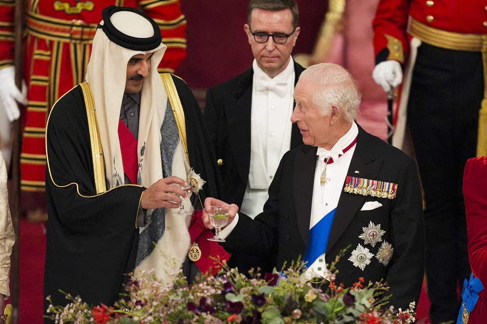 Prost! Der britische Monarch und der Emir aus Katar stoßen auf ihre Zusammenarbeit an.