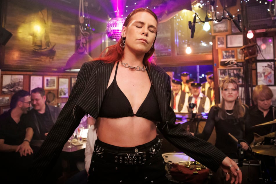 Die aus Schleswig stammende Sängerin Lara Hulo (31) sorgt für die musikalische Untermalung der Show.