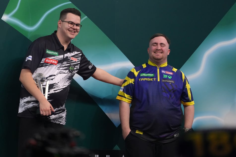 Im Finale der Darts WM verlor Gian van Veen (23, l.) gegen Luke Littler (18), aber der Niederländer kann trotzdem auf ein ausgezeichnetes Jahr zurückblicken.