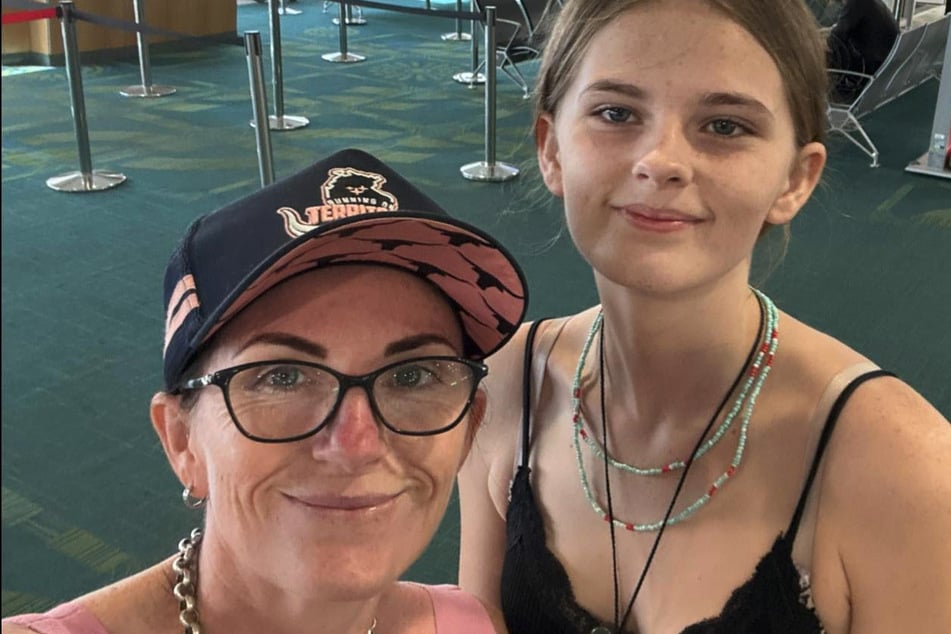 Pheobe (17, r) soll offenbar Streit mit ihrer Mutter Kylie Johnson gehabt haben, weshalb sie zu dem australischen Pärchen zog.