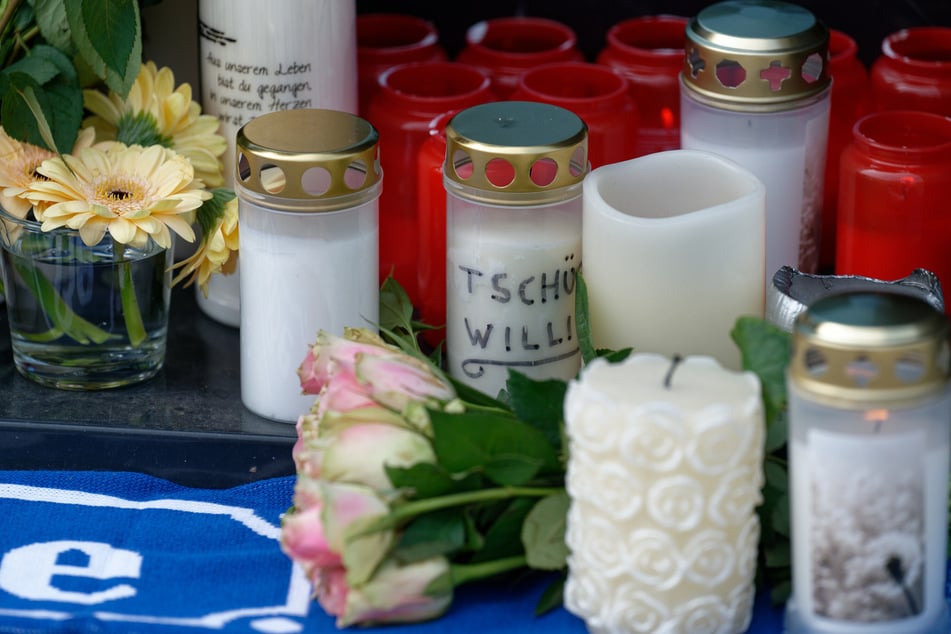 Nach Willi Herrens (†45) Tod hatten Trauernde Kerzen vor seinem Haus in Köln-Mülheim aufgestellt.